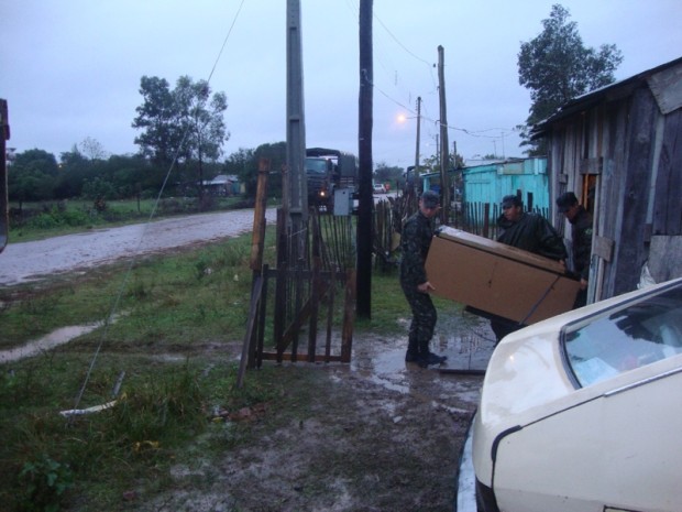 FOTO-02-Militares do 1RC Mec retirando pertences de moradores do bairro Varzea em Itaqui-RS